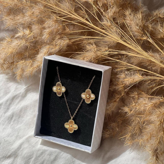 Van Cleef Pendant Set